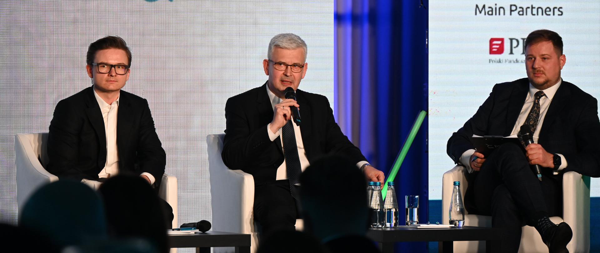 Wiceminister Ireneusz Zyska podczas debaty eksperckiej w ramach konferencji RE-Source Poland 2023.