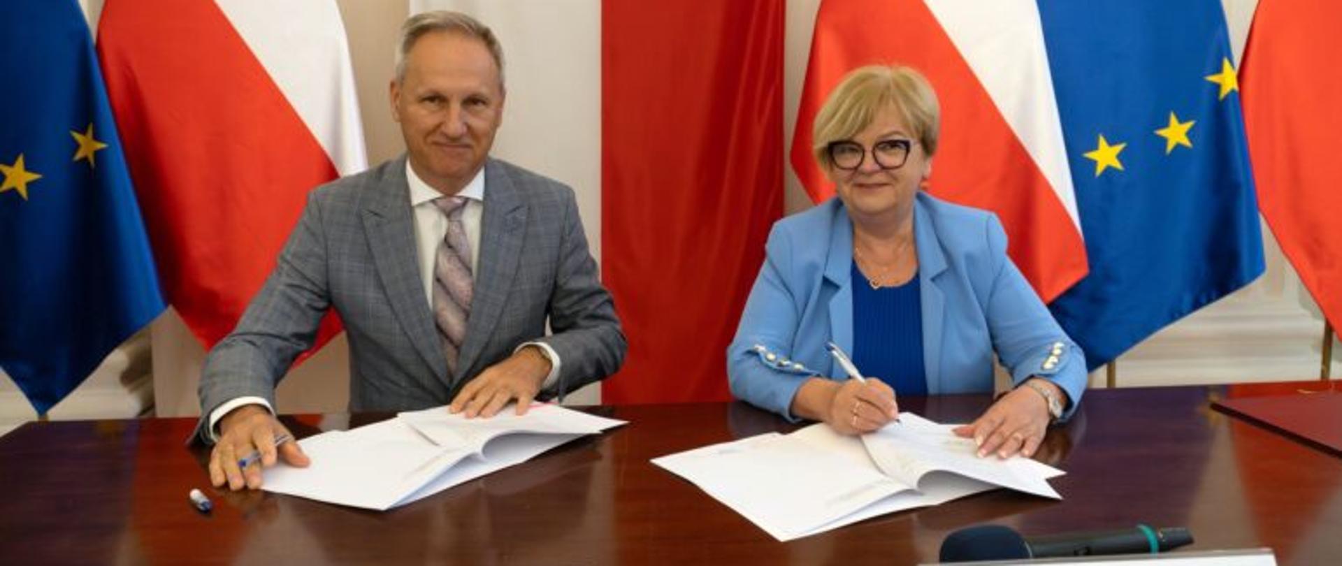 Zdjęcie przedstawia uczestników podpisania umów w urzędzie wojewódzkim 