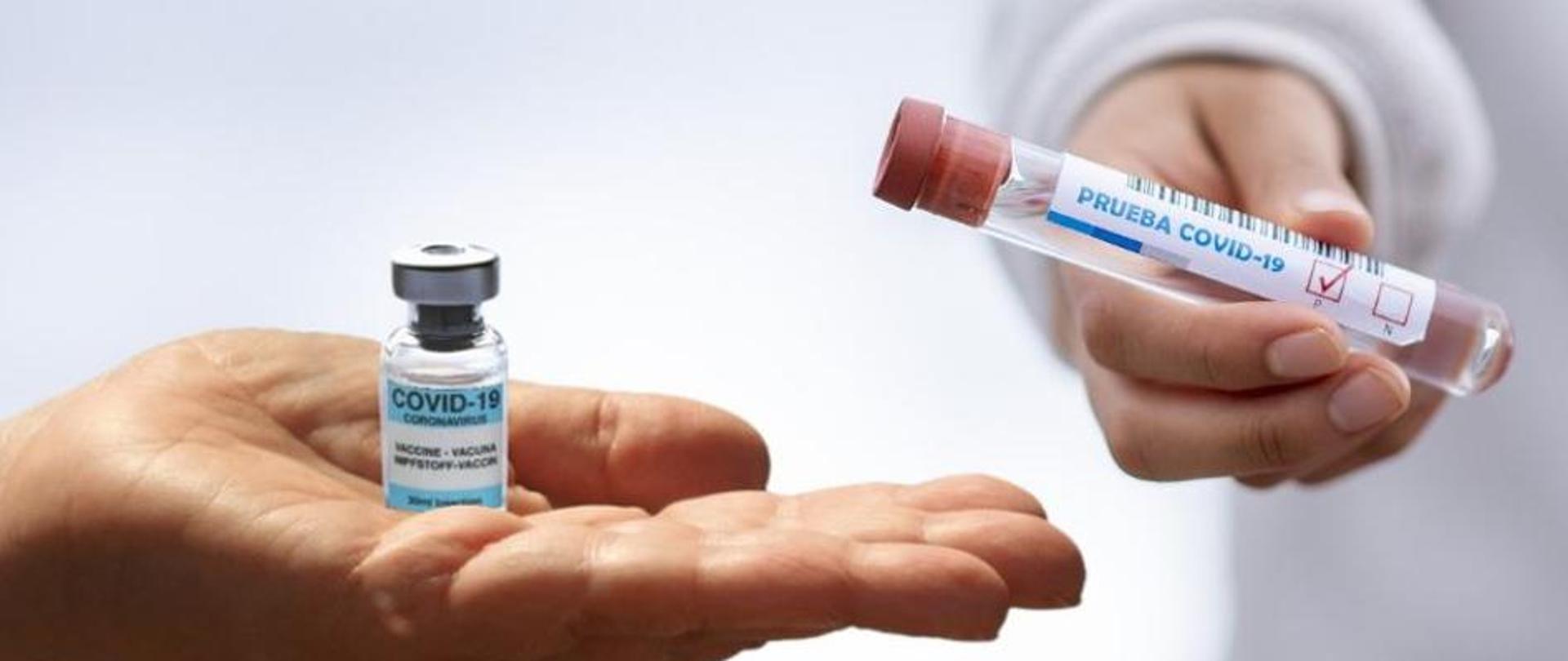 Na pierwszym planie ręka ze szczepionką przeciw Covid w tle ręka z próbką do pobierania wymazów na obecność Covid