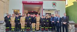 Fotografia przedstawia zdjęcie grupowe na tle remizy OSP Słowin, na fotografii razem z druhami z OSP stoją: Janusz Drozda. Wraz z szefem lubuskich strażaków druhowie mieli okazję gościć także: Lubuski Komendant Wojewódzki Państwowej Straży Pożarnej w Gorzowie Wlkp. – nadbrygadier Janusz Drozda, brygadier Wojciech Witkowski – Komendant Powiatowy Państwowej Straży Pożarnej w Strzelcach Krajeńskich, Bartosz Jabłoński – Burmistrz Dobiegniewa, Marcin Zbrzyzny – Zastępca Burmistrza Dobiegniewa, Marek Halasz – Dyrektor KOWR, Radny Sejmiku Wojewódzkiego, Hubert Harasimowicz – były Lubuski Komendant Wojewódzki PSP, Radny Sejmiku Wojewódzkiego, druh Tomasz Janicki – Komendant Miejsko-Gminny ZOSP OSP.