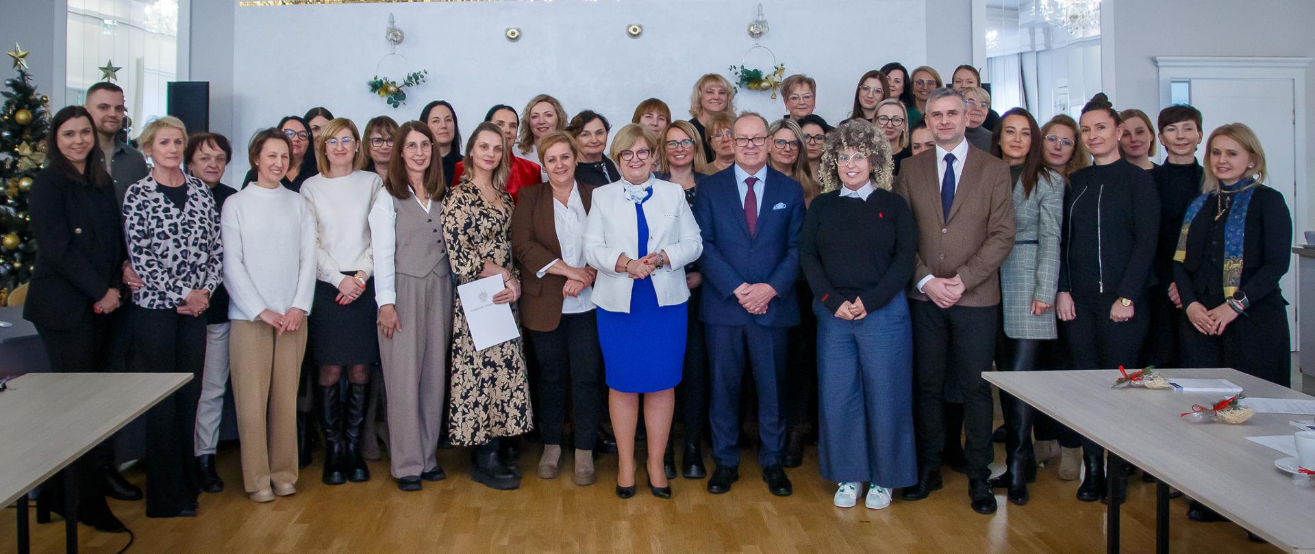 Zdjęcie przedstawia wojewodę podkarpackiego Teresę Kubas-Hul na tle grupy osób