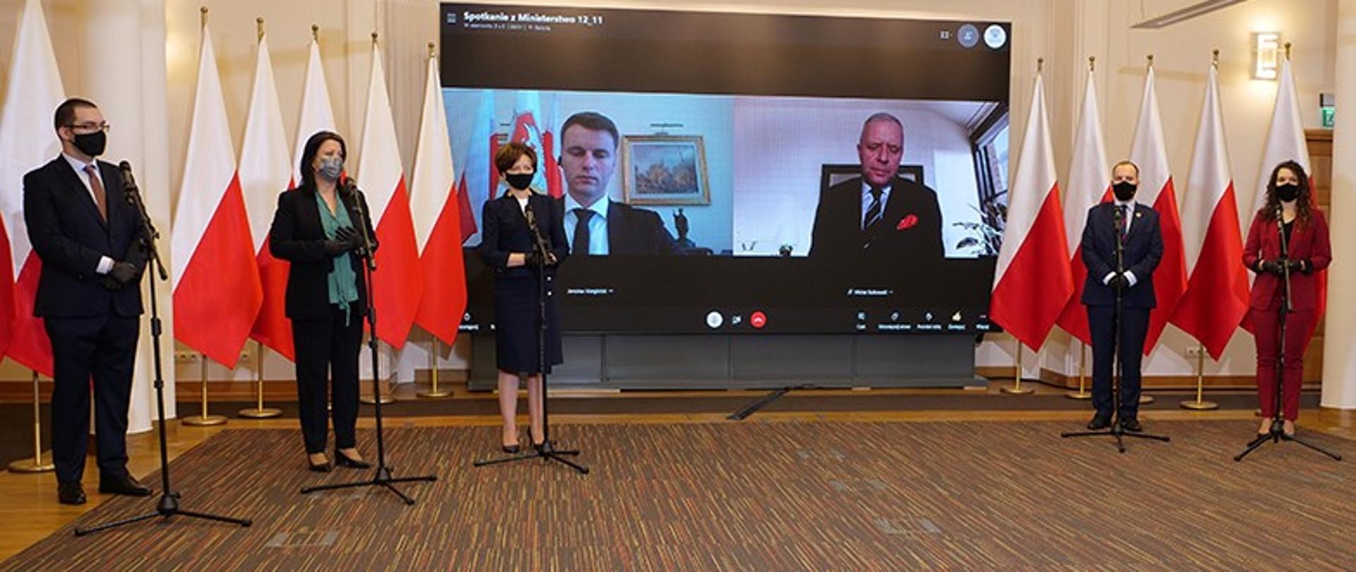 Zebrani podczas konferencji.