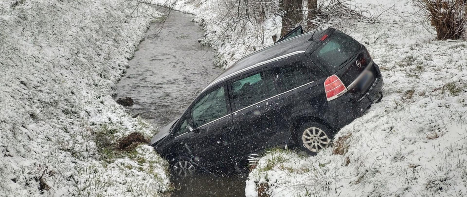 Samochód osobowy w korycie potoku