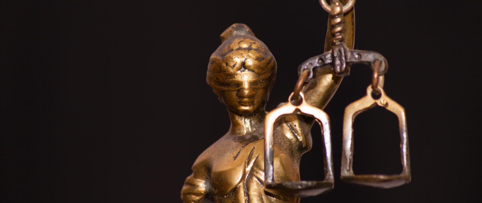 Temida na czarnym tle