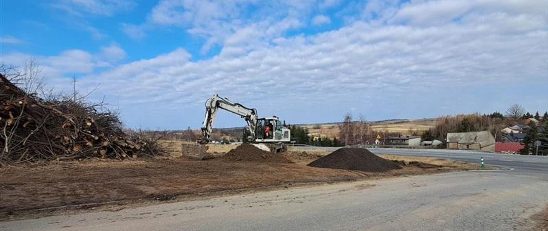 Inauguracja robót budowlanych na DK94, ul. Zachodnia, okolice zjazdu na Gotkowice. Widoczne prace związane z wyrównaniem terenu. 