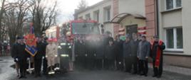 Zdjęcie przedstawia uczestników uroczystości przekazania pojazdu.