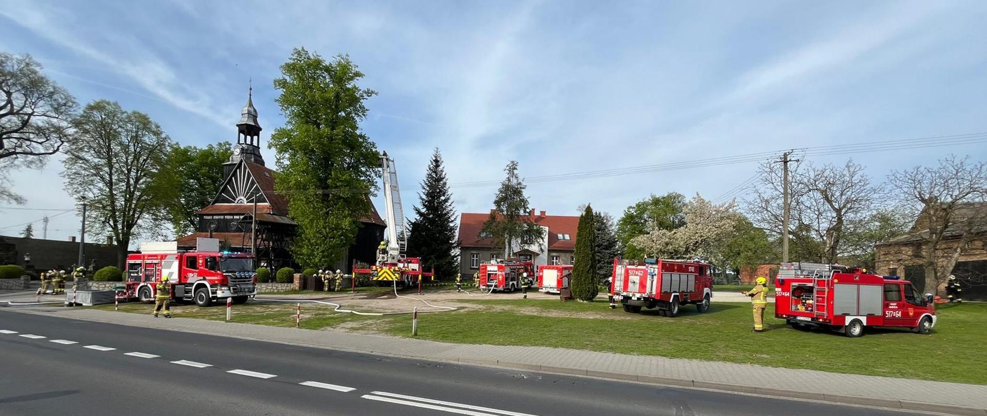 Zastępy straży pożarnych podczas ćwiczeń