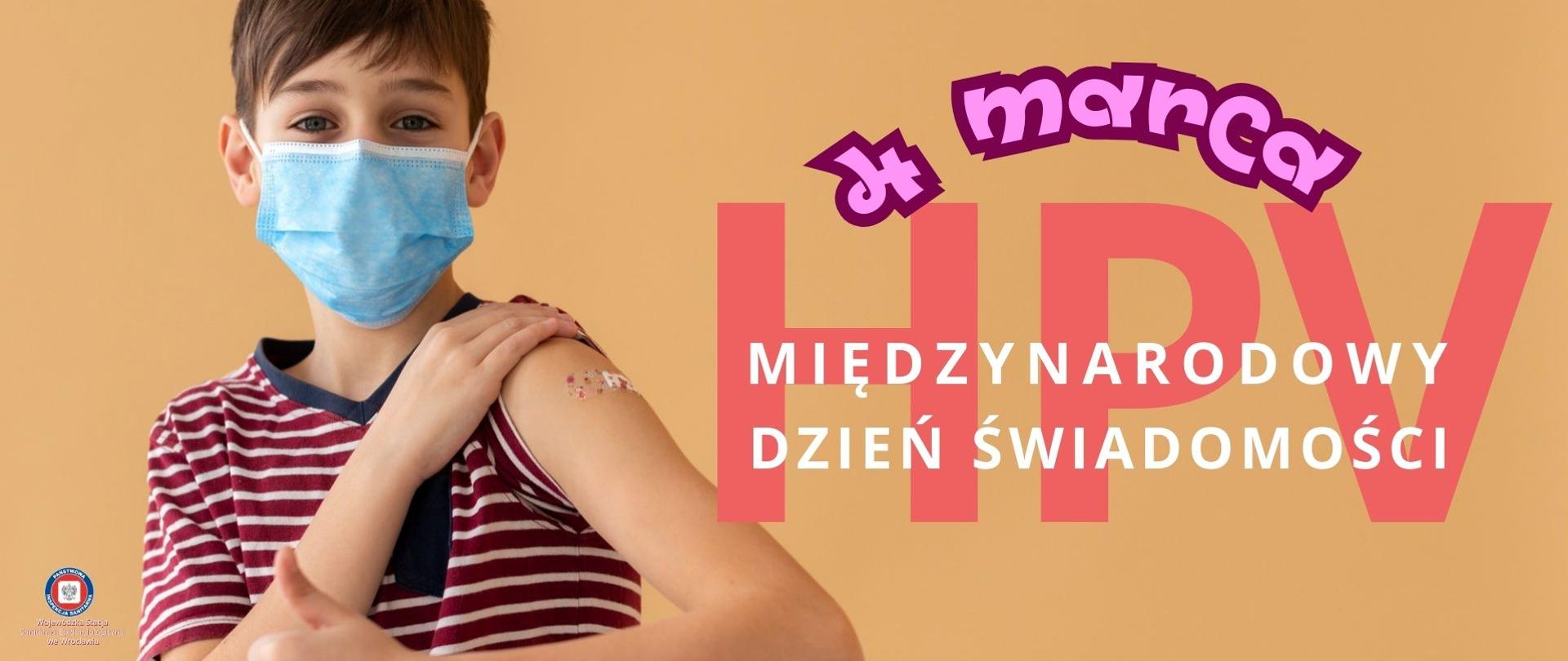 Chłopiec w maseczce ochronnej prezentuje zaszczepione ramię zaklejone plastrem