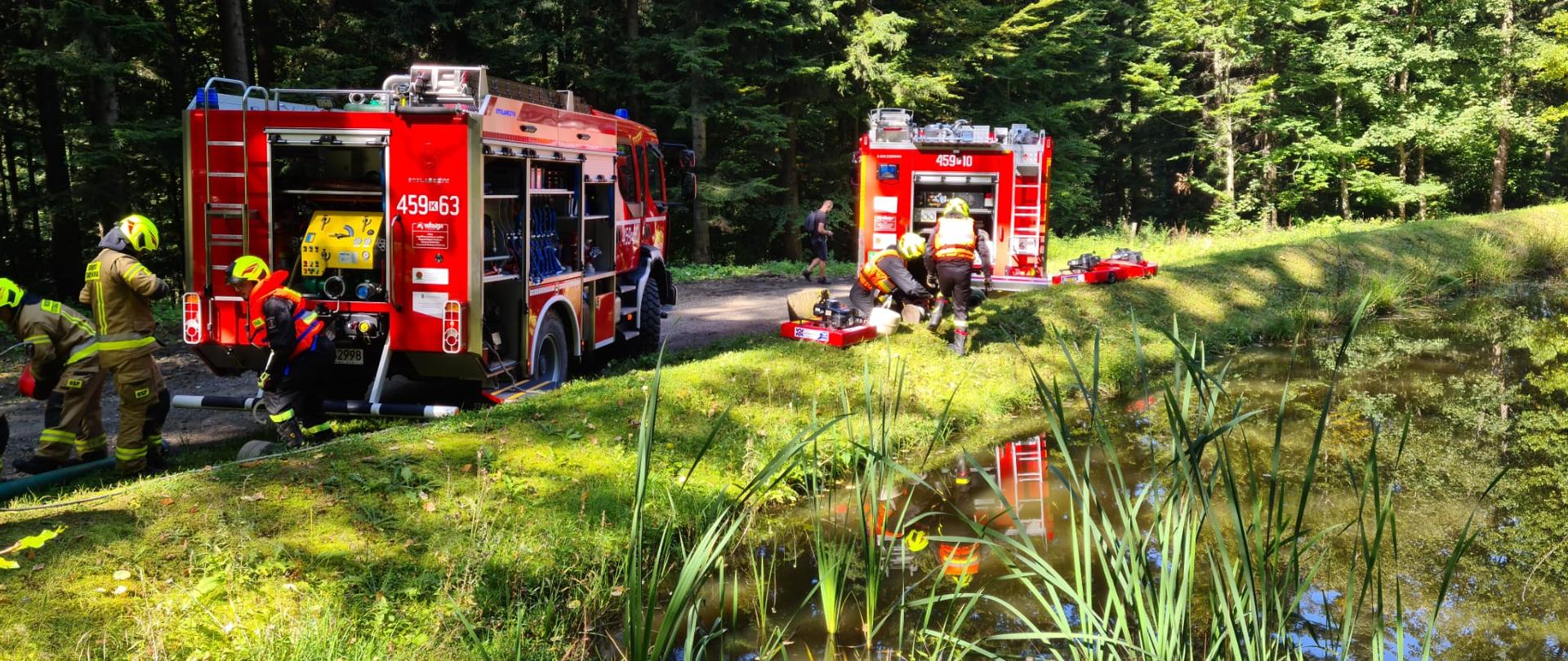 Strażacy przy w trakcie budowania stanowiska wodnego