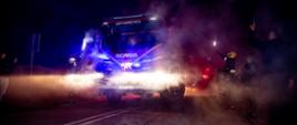 Samochód ciężarowy specjalny Scania podczas uroczystego powitania w OSP Dobrzyca ze strażakami i racami