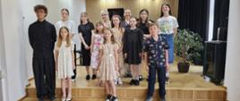 Galeria 15 zdjęć z koncertu uczniów klas fortepianu, który odbył się 21 maja w auli Państwowej Szkoły Muzycznej w Kłodzku. Fotografie przedstawiają młodych pianistów podczas występów oraz wyjątkową atmosferę muzycznego spotkania.