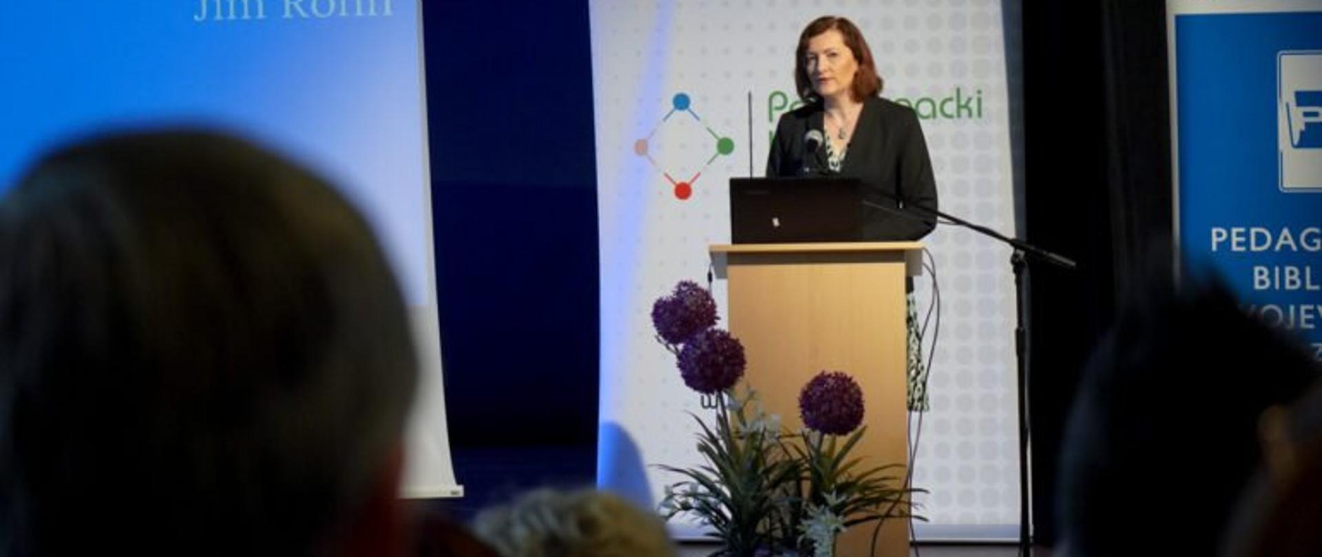 Wojewoda podkarpacki Ewa Leniart przy mównicy podczas otwarcia konferencji dla szkół 