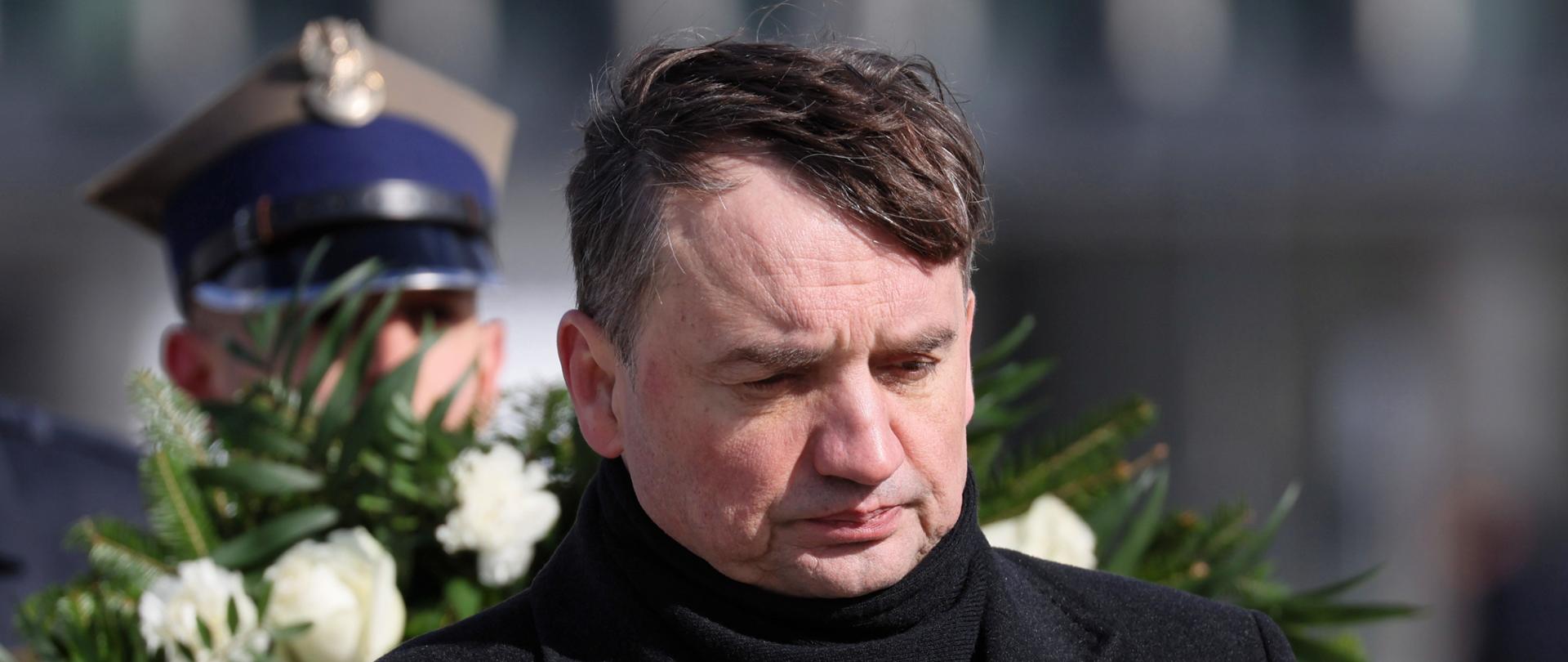 Warszawa, 10.04.2022. Obchody 12. rocznicy katastrofy smoleñskiej. Minister sprawiedliwoci Zbigniew Ziobro podczas uroczystoci pod pomnikiem ofiar katastrofy smoleñskiej, 10 bm. na pl. Pi³sudskiego w Warszawie. 10 kwietnia br. przypada 12. rocznica katastrofy samolotu pod Smoleñskiem, w której zginê³o 96 osób, w tym prezydent Lech Kaczyñski i jego ma³¿onka Maria. (mr) PAP/Leszek Szymañski