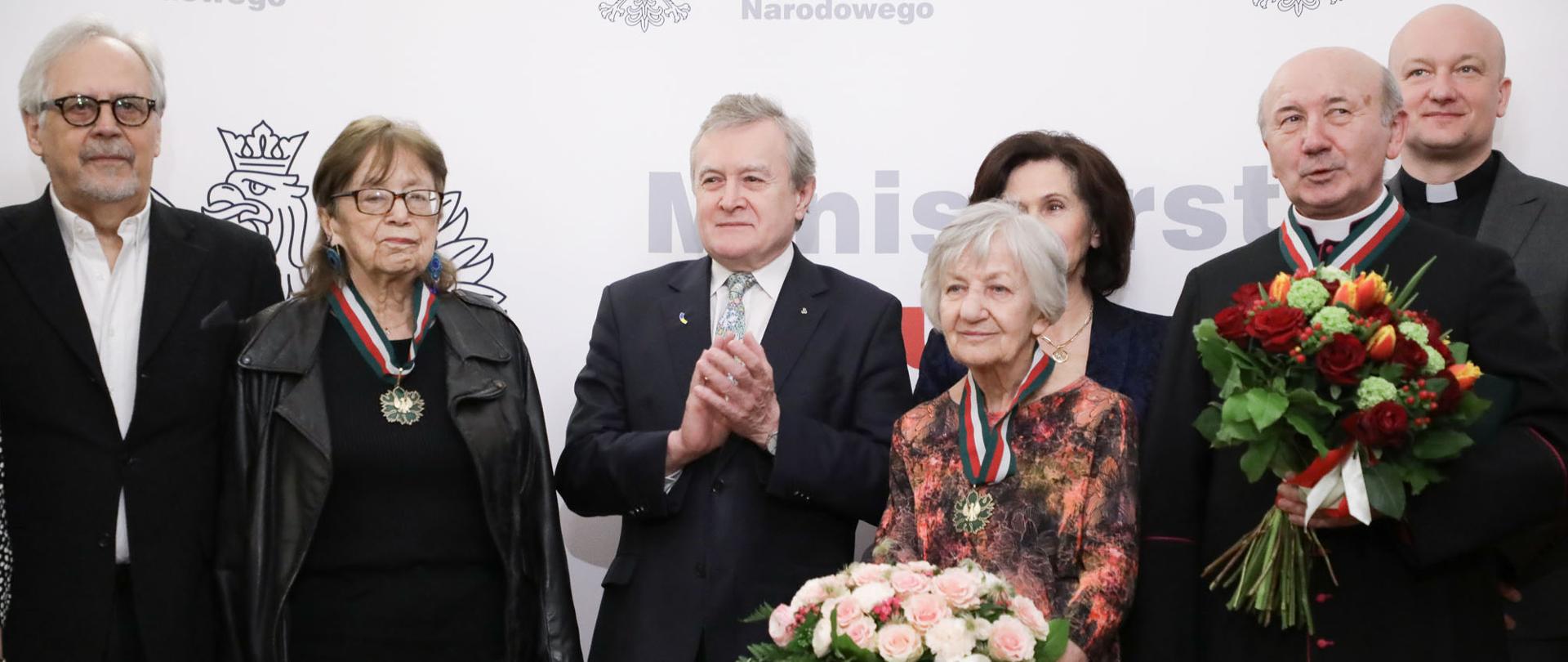 Barbara Hoff, prof. Elżbieta Rekłajtis i ks. Marek Gałęziewski uhonorowani Złotymi Medalami „Zasłużony Kulturze Gloria Artis”, fot. Danuta Matloch