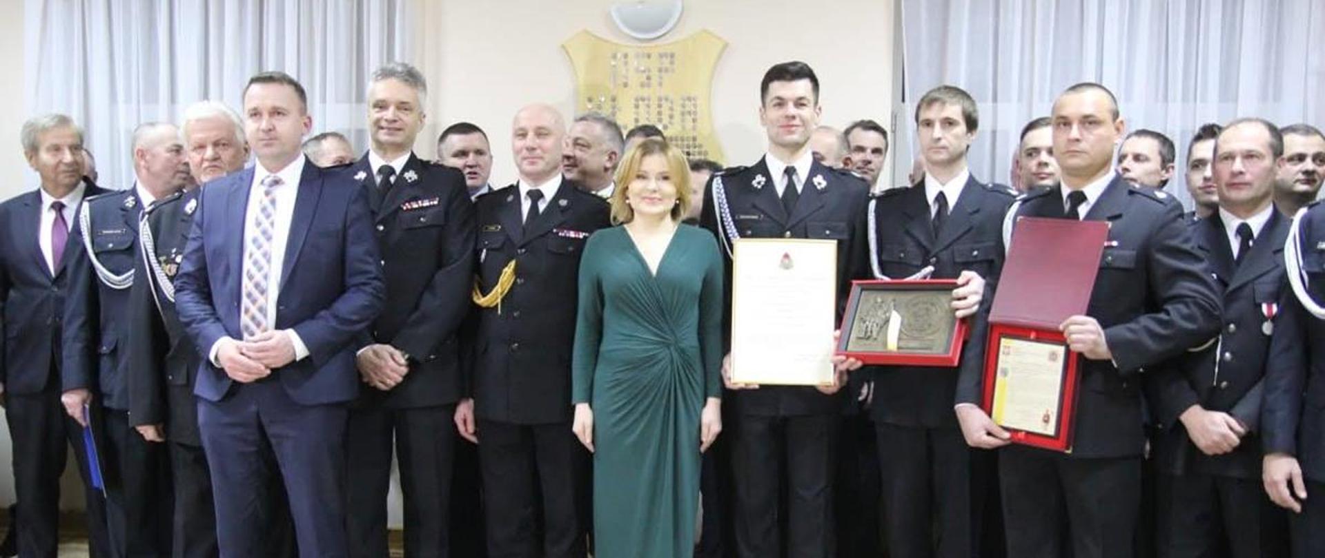 Druhowie Osp w asyście zaproszonych gości.