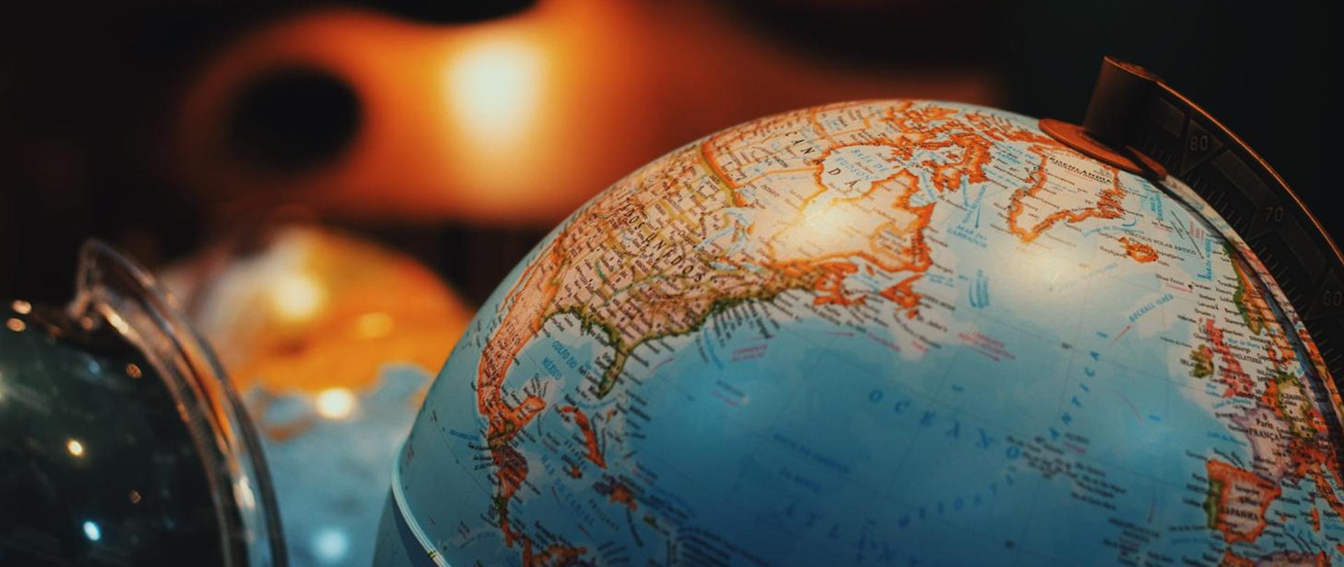 zdjęcie przestawia globus symbolizujący podróże zagraniczne