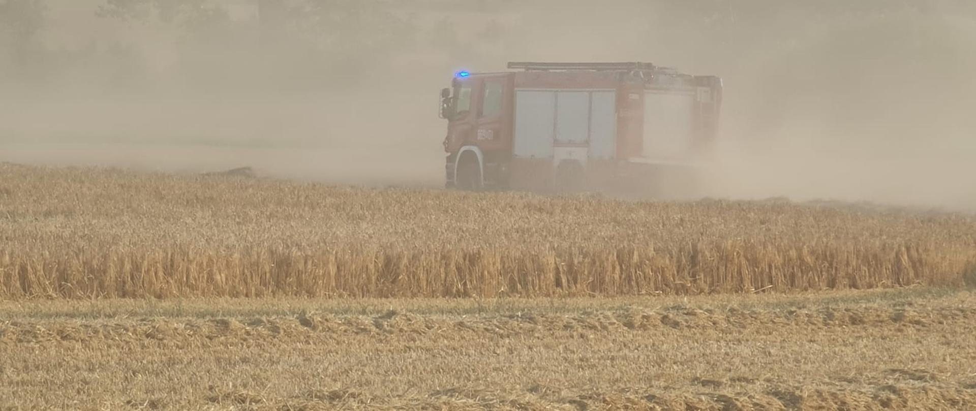 zboże pole samochód strażacki tumany kurzu 