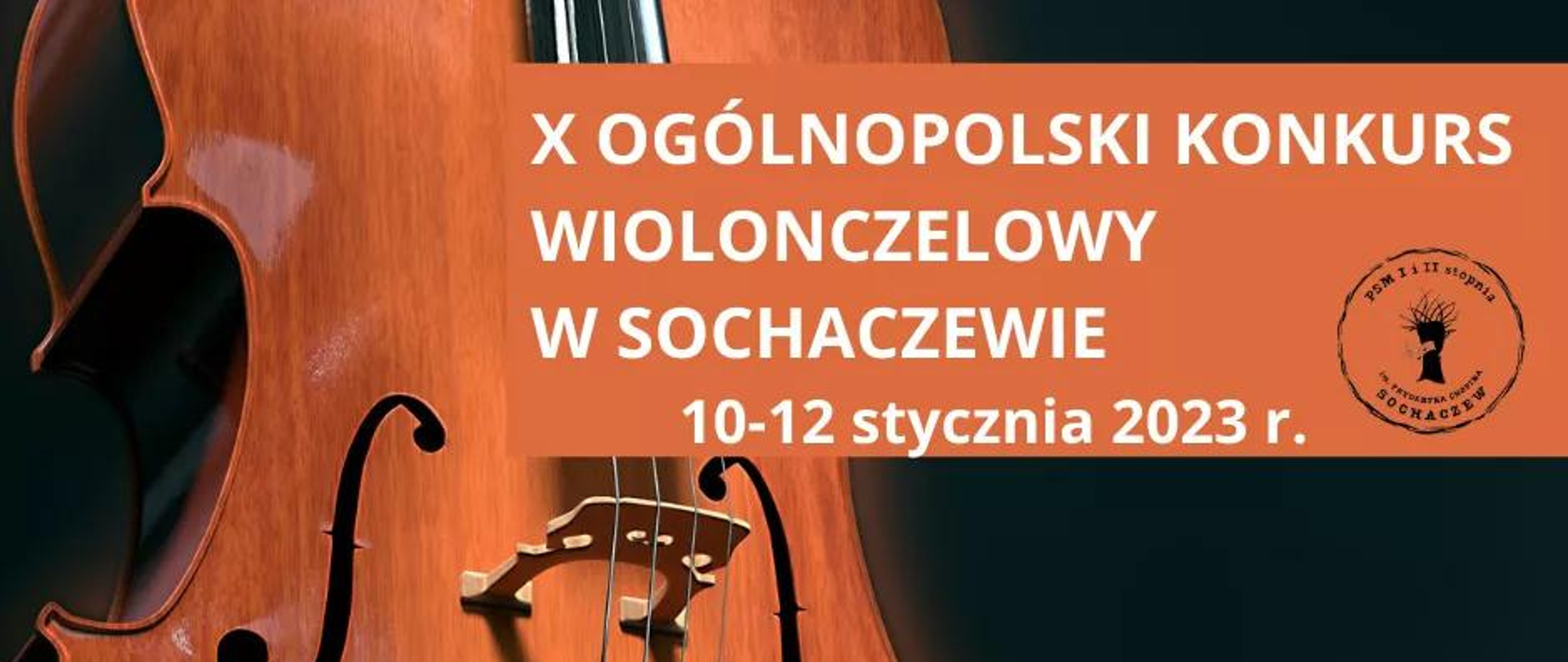 Na czarnym tle od lewej strony jest fragment wiolonczeli, instrument brązowy. Po prawej stronie biały napis X Ogólnopolski Konkurs Wiolonczelowy w Sochaczewie 10-12 stycznia 2023 r.
Na dole nazwa szkoły