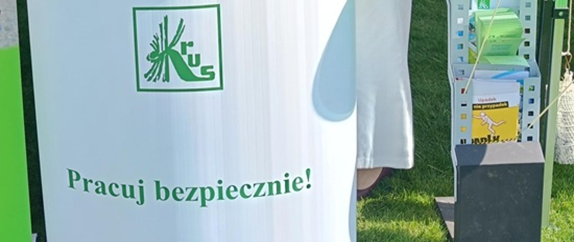 Przy stoisku prewencyjnym stoją pracownicy PT KRUS w Przeworsku. Od lewej są to: Pani Agata Maziarz- Białogłowska, Pani Aleksandra Mazur, Pani Katarzyna Futoma i Pani Aneta Dąbrowa Kierownik