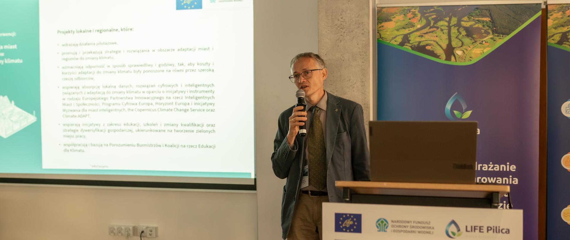 Zdjęcie przedstawia pracownika NFOŚiGW podczas prezentacji na spotkaniu 50-lecia powstania Zbiornika Sulejów w ramach drugiego spotkania LIFE Pilica