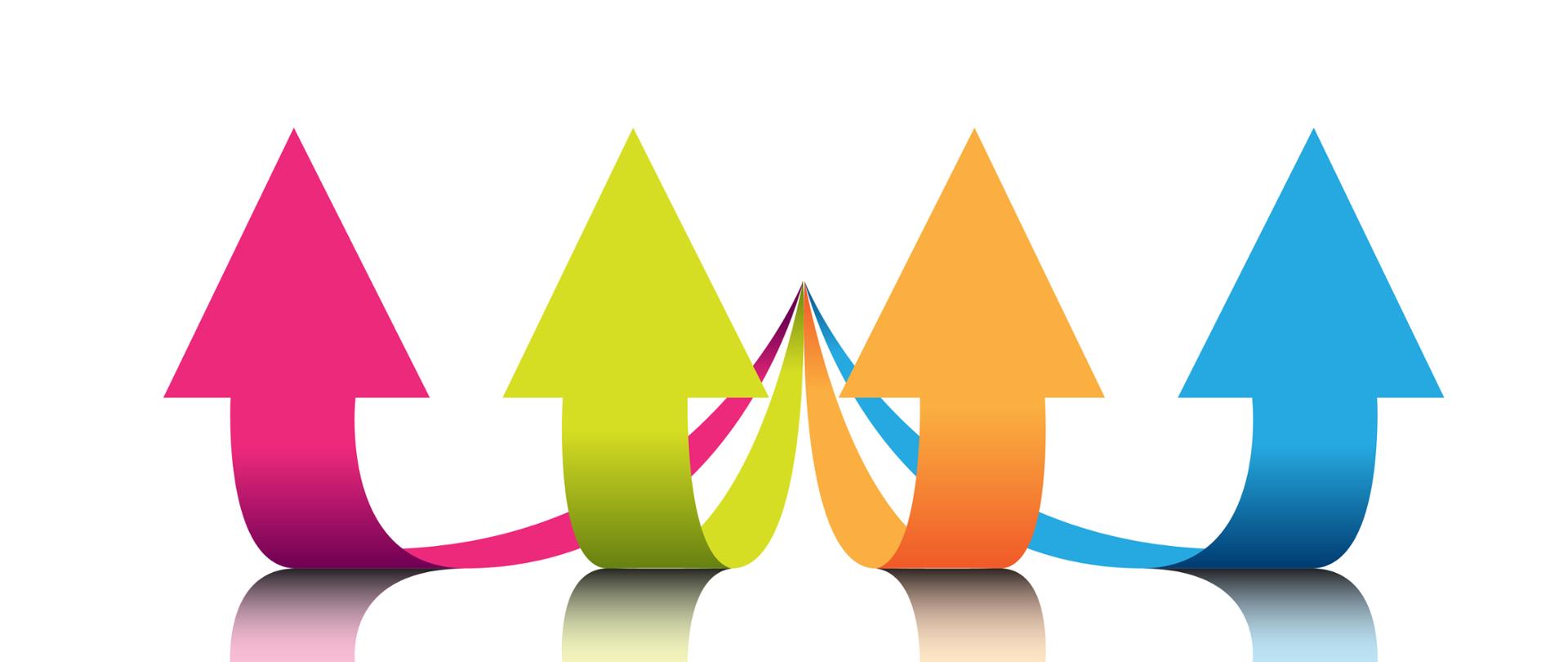 Cztery kolorowe strzałki na białym tle skierowane do góry