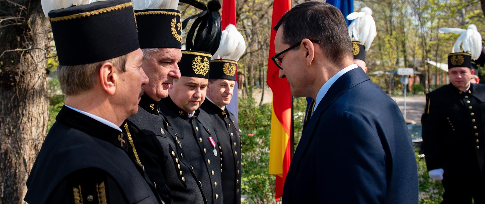 Premier przed pomnikiem Wojciecha Korfantego.