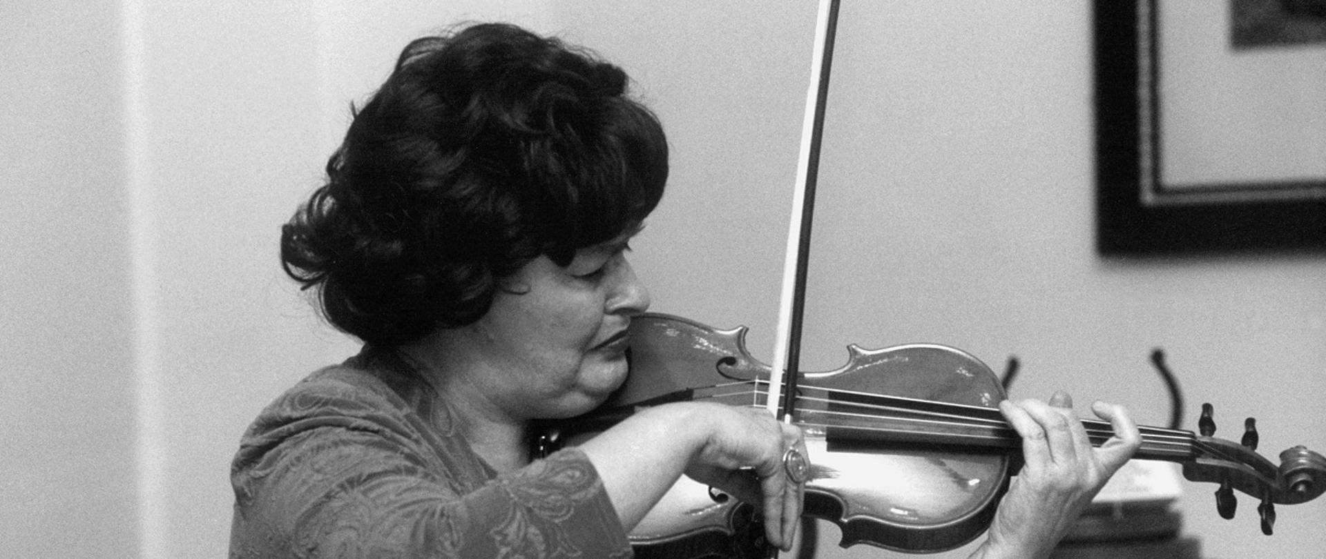 Zdjęcie Jadwigi Kaliszewskiej grającej na skrzypcach.