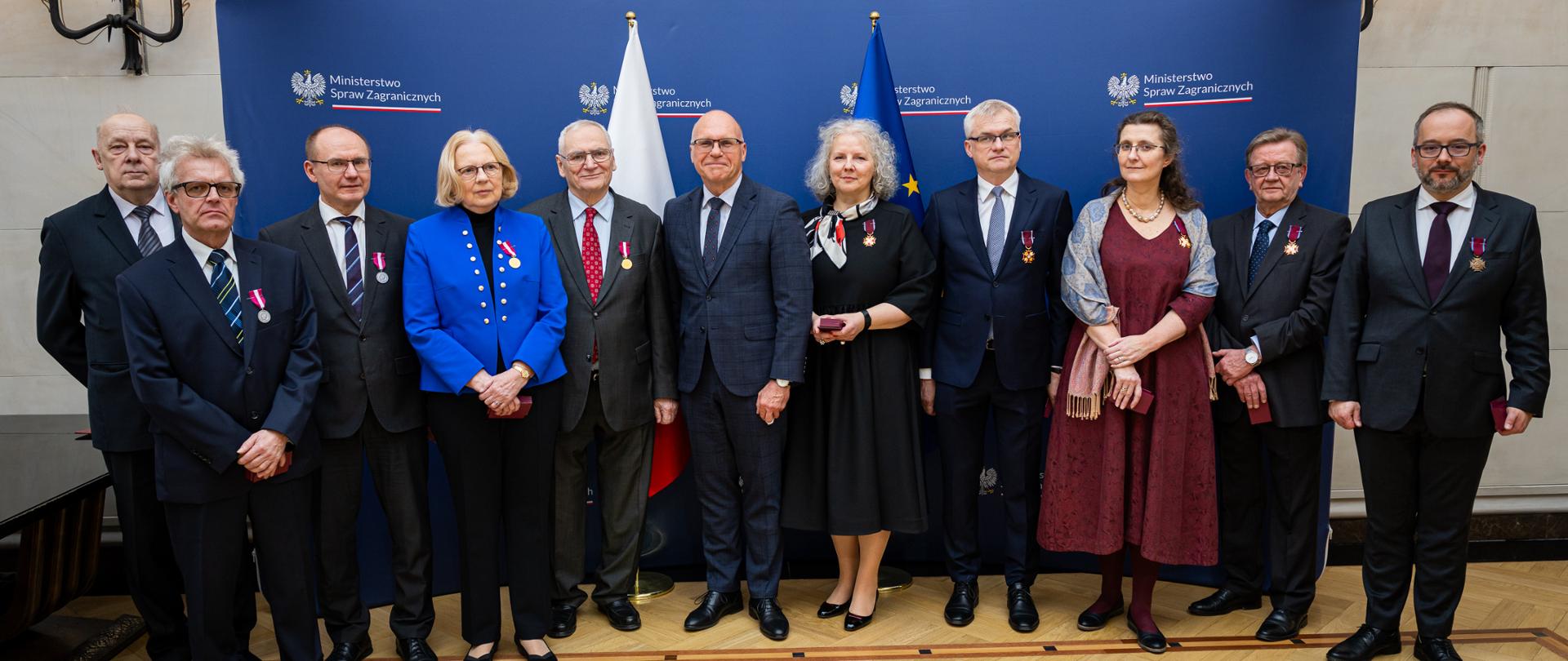 Acting on behalf of the President of Poland, Head of the Foreign Service Rafał Wiśniewski presented MFA employees with state decorations. 