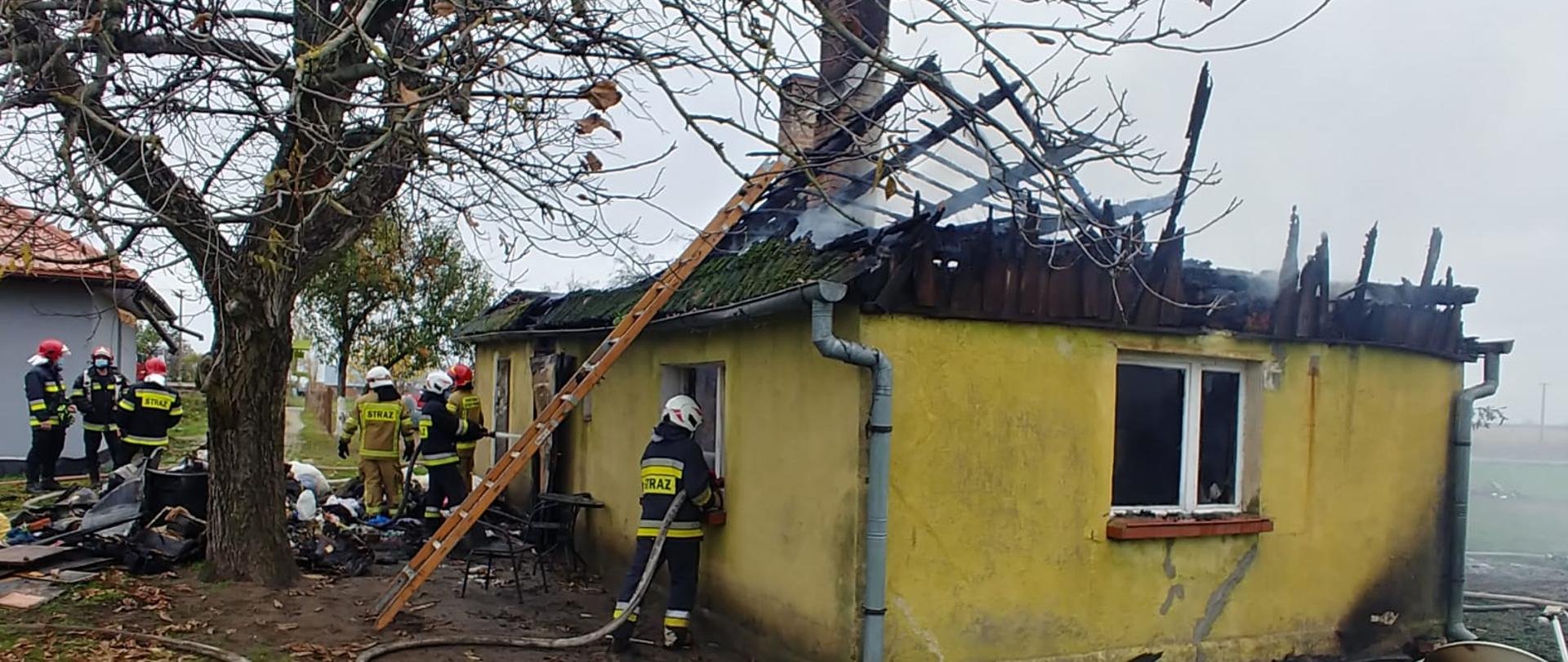 Straż pożarna gasi pożar domu w Podstolicach