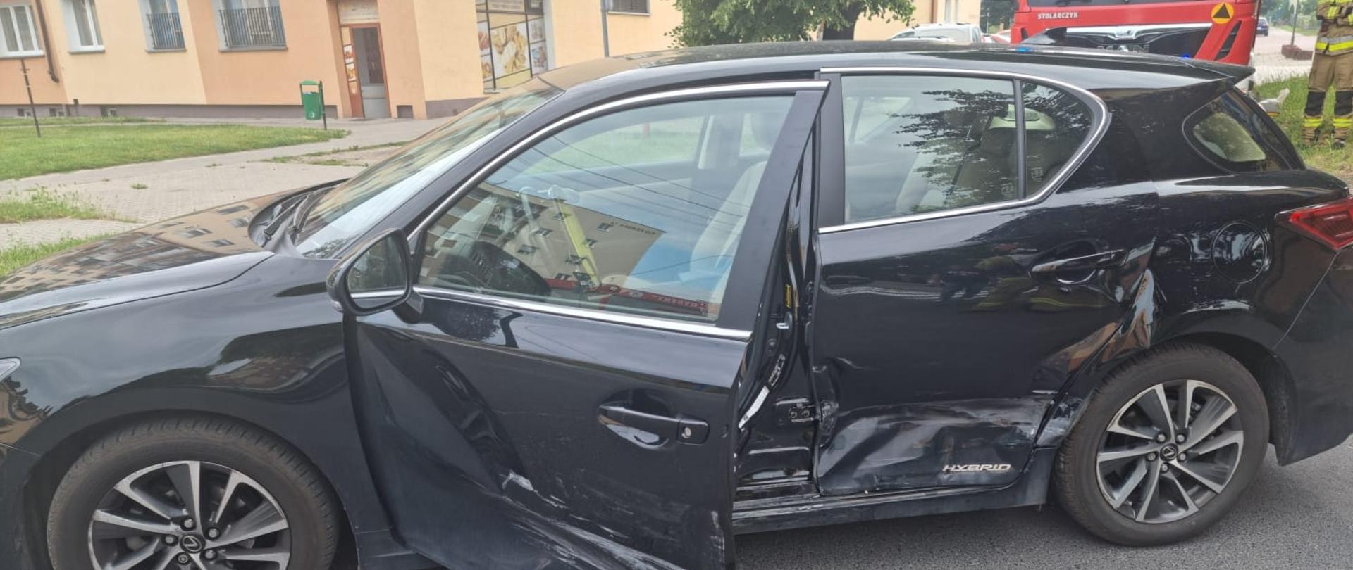 Widać uszkodzony samochód od strony kierowcy