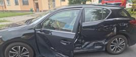 Widać uszkodzony samochód od strony kierowcy