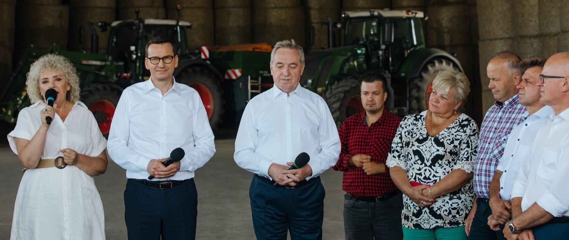 Wicepremier Henryk Kowalczyk towarzyszył dziś premierowi Mateuszowi Morawieckiemu podczas wizyty w gospodarstwie rolnym w Kózkach w powiecie węgrowskim