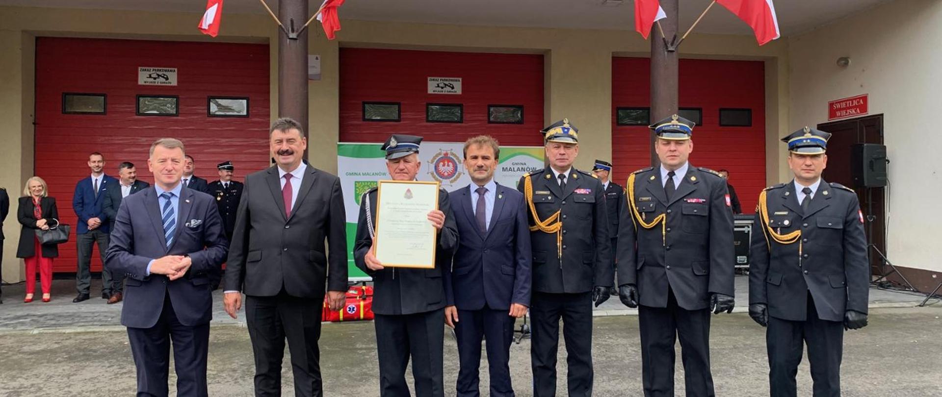 Zdjęcie przedstawia Posła RP, Komendantów PSP oraz przedstawiciela OSP i zaproszonych goście, którzy przekazali akt włączenia jednostki OSP do KSRG.