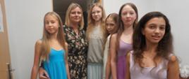 „Słowicza” grupa baletowa w towarzystwie Pani Dyrektor (od lewej strony stoją: Luiza, P. Dyrektor, Oleksandra, Ania, Zosia i Siuzanna).