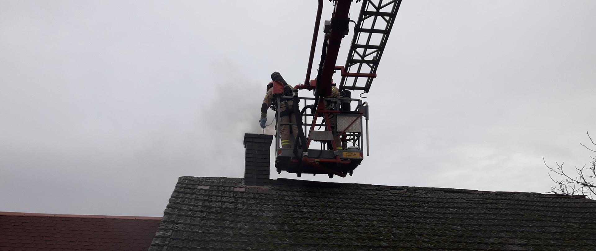 STRAŻACY NA PODNOŚNIKU, DYM Z KOMINA