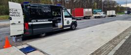 Jedno z miejsc kontroli, które na drogach województwa opolskiego przeprowadzili inspektorzy z WITD w Opolu. Na pierwszym planie inspekcyjne, przenośne wagi i furgon ITD, w tle zatrzymane dostawczaki.