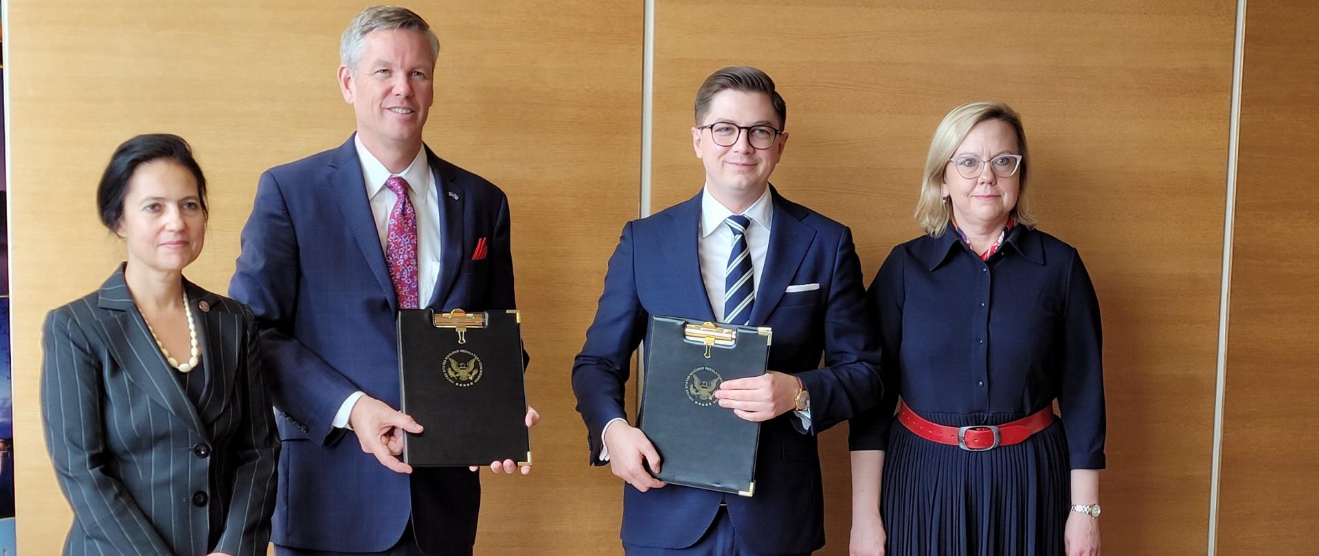 W trakcie Konferencji Prezes PAA, Łukasz Młynarkiewicz, i Przewodniczący amerykańskiej Komisji Dozoru Jądrowego (US NRC), Christopher Hanson, podpisali Porozumienie o współpracy w dziedzinie bezpieczeństwa jądrowego