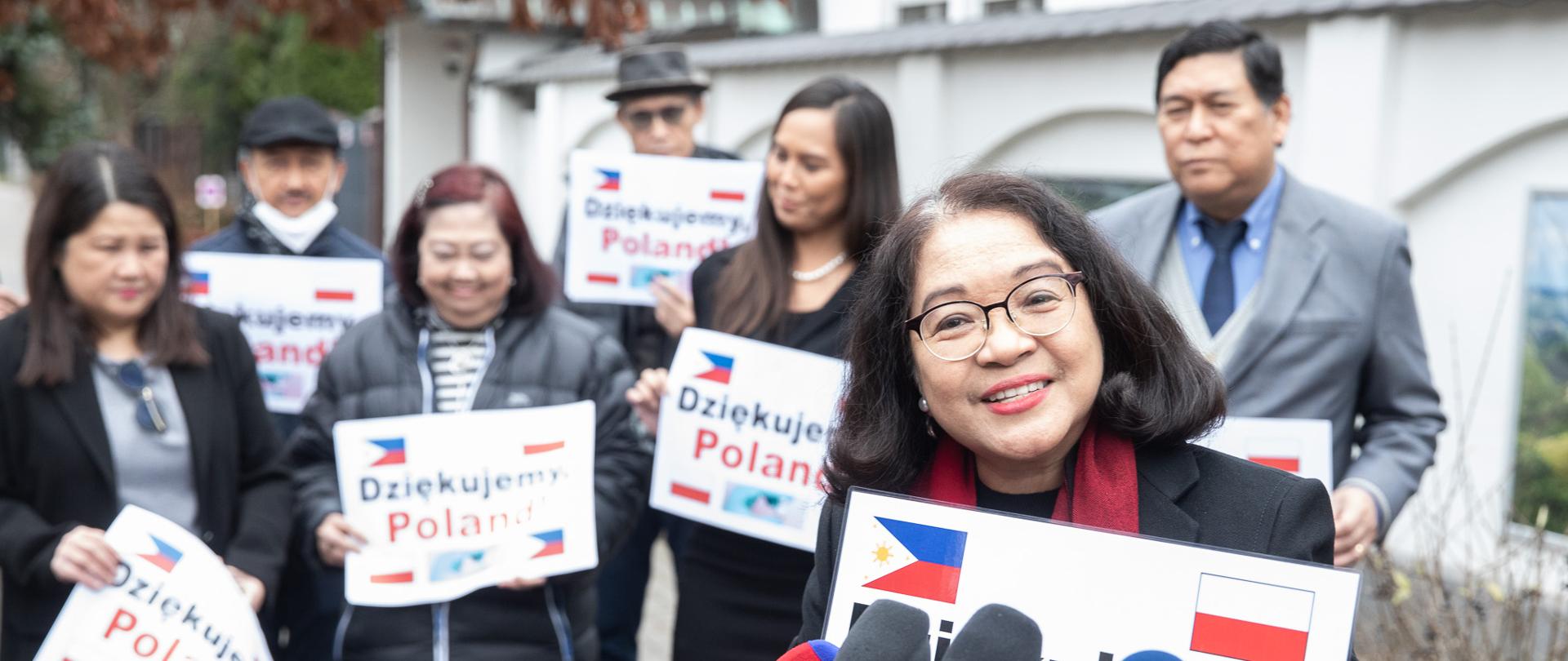 Pani Ambasador Republiki Filipin Leah M. Basinang-Ruiz przemawia do mediów