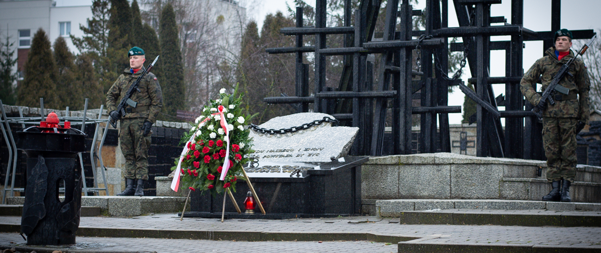 Na zdjęciu pomnik - Grób Nieznanego Sybiraka w Białymstoku.Stojący żołnierze na warcie honorowej po obu stronach monumentu. 