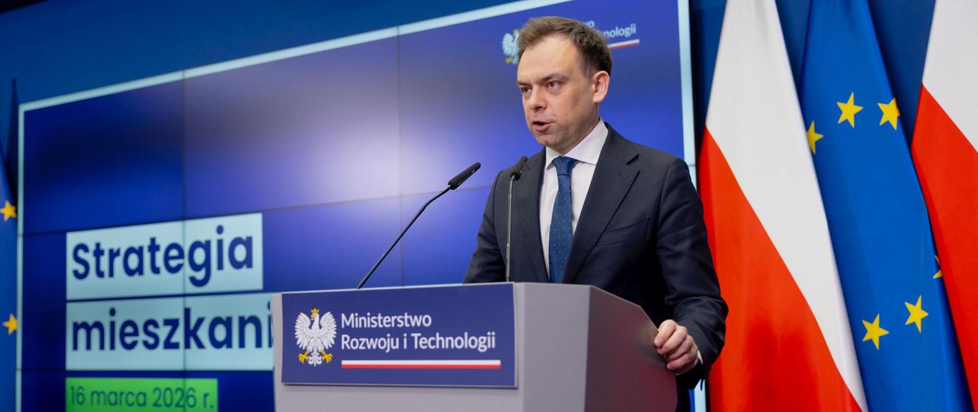 Konferencja "Strategia mieszkaniowa rządu" 16.03.2026. Min. Domański przemawia z mównicy.