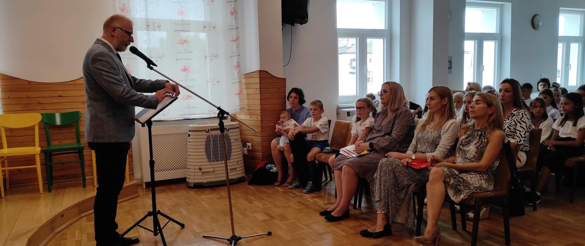 dyrektor witający zebranych nauczycieli i uczniów