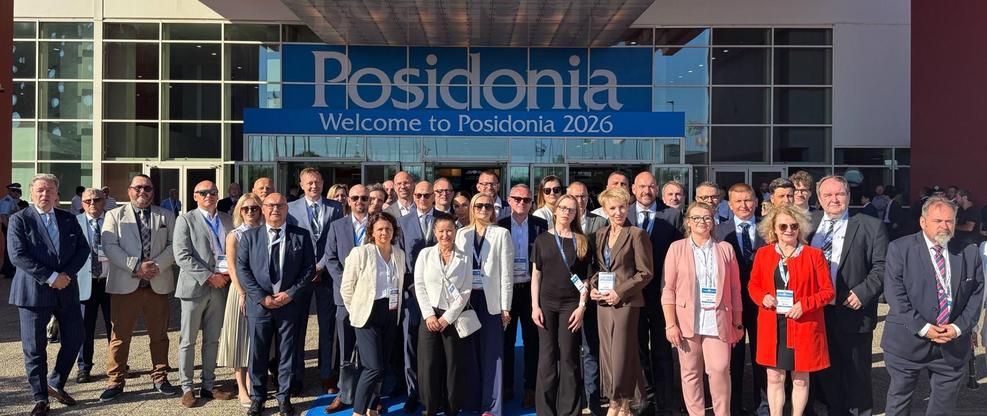 Polscy wystawcy oraz przedstawiciele Ambasady podczas otwarcia Międzynarodowych Targów Morskich Posidonia. 