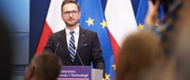 Minister Waldemar Buda podczas konferencji prasowej