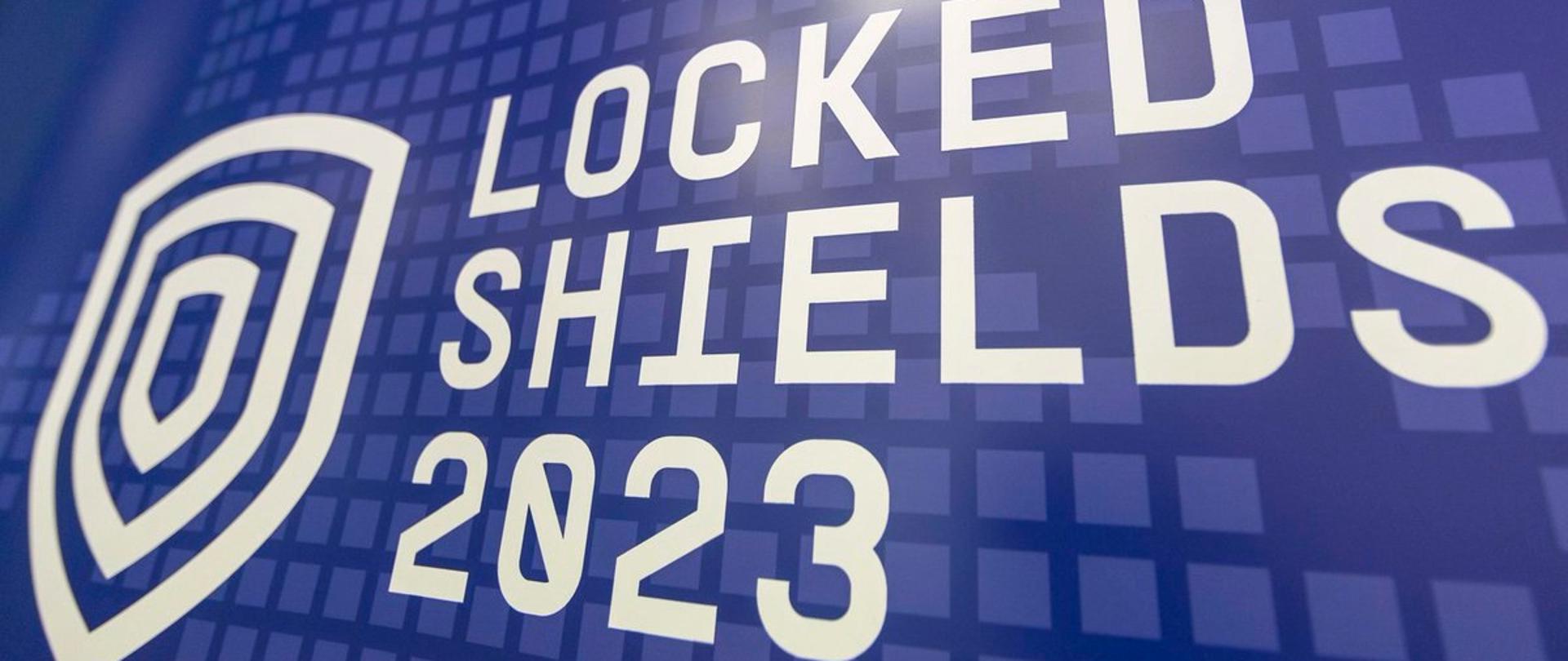 Na niebieskim tle napis białymi literami Locked Shields 2023
