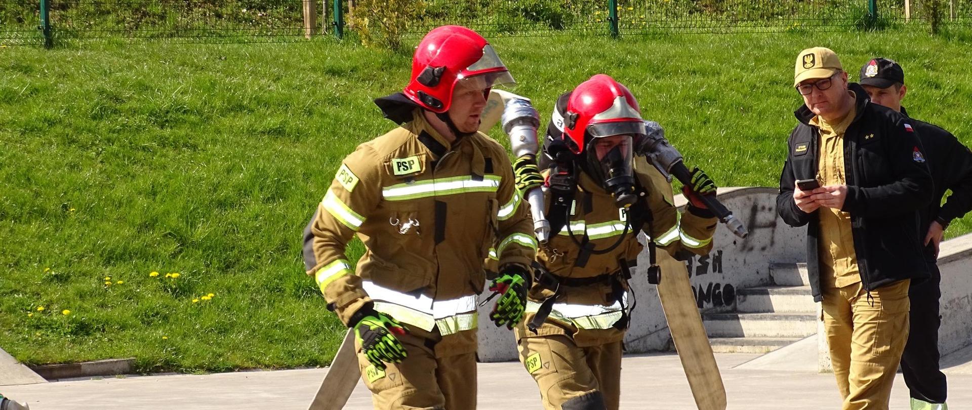 Strażacki twardziel 2024 - strażacy ciągną węże