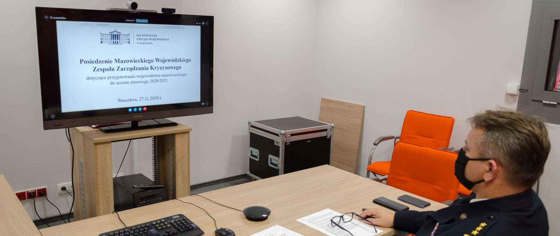 Zdjęcie przedstawia mazowieckiego komendanta PSP podczas trwającego posiedzenia dotyczącego przygotowania województwa mazowieckiego do sezonu zimowego