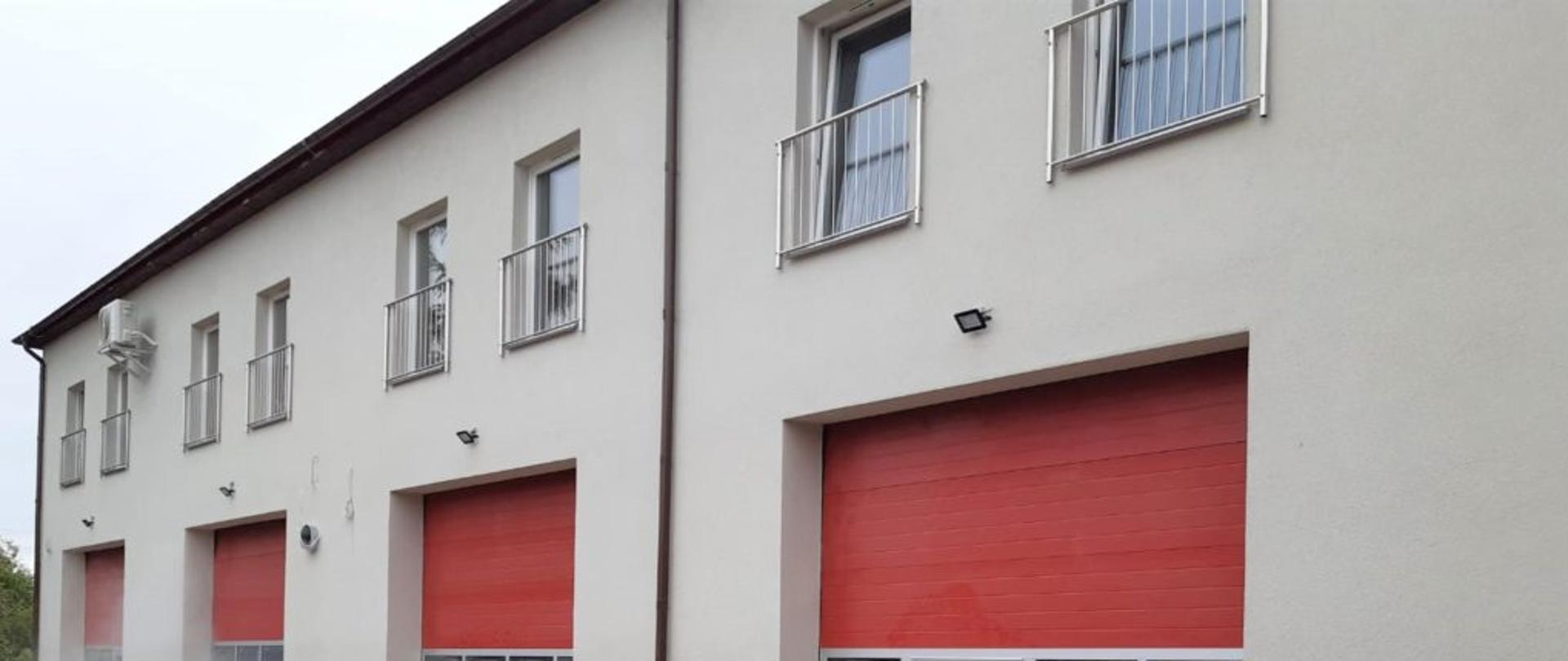 Zdjęcie przedstawia 4 wyremontowane bramy garażowe JRG 2 wraz z nową elewacja budynku.