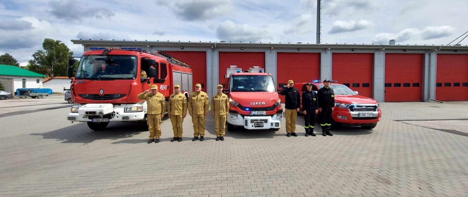 Na zdjęciu funkcjonariusze KP PSP Nakło podczas minuty ciszy