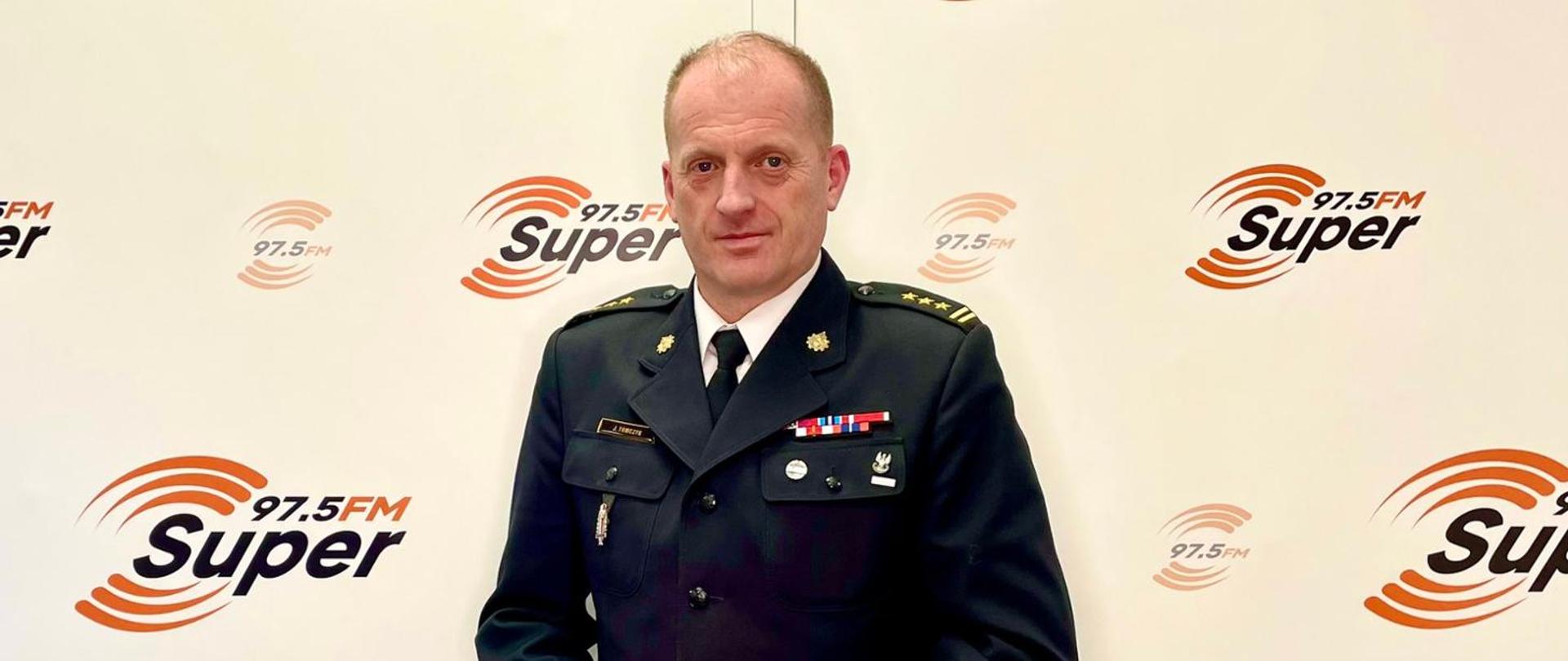 Na pierwszym planie Zachodniopomorski Komendant Wojewódzki PSP w tle logo radia.