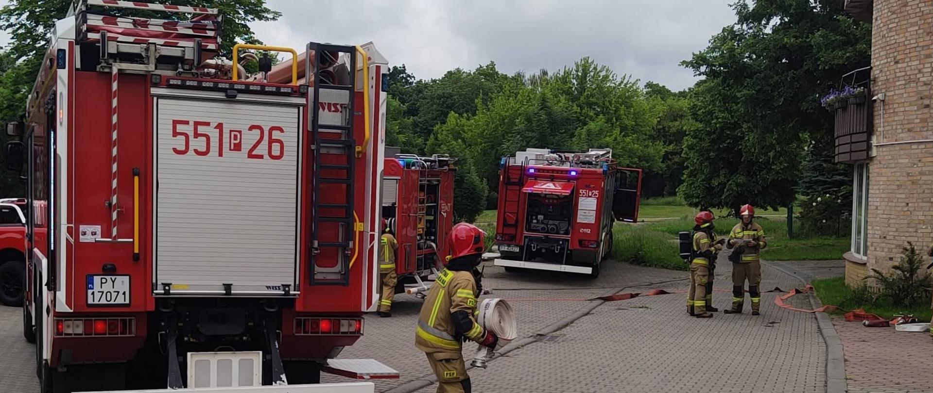 Na zdjęciu widnieją strażacy w trakcie działań - ćwiczeń w DPS Piła. 